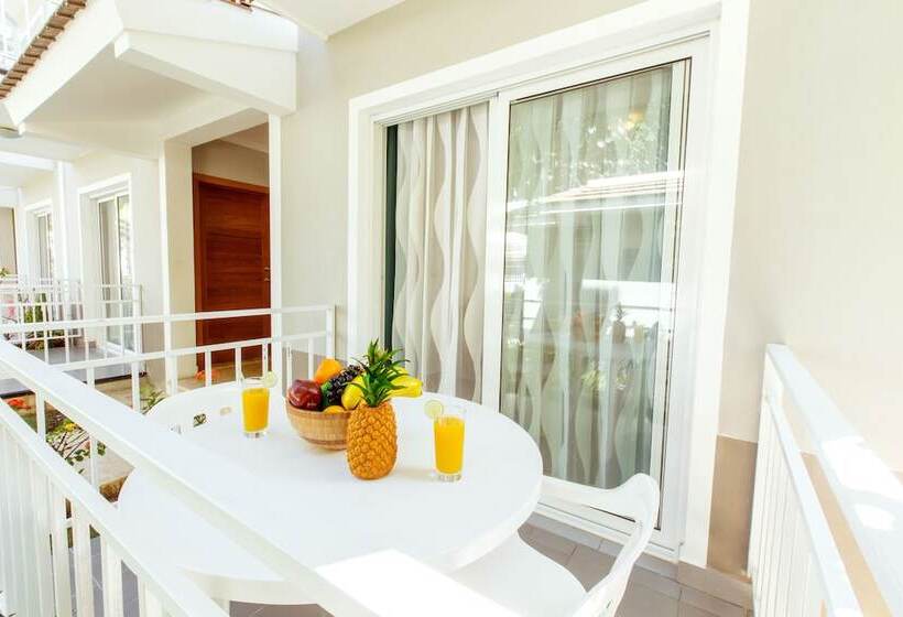 Люкс Повышенной Комфортности, Tropicana Suites Deluxe Beach Club & Pool