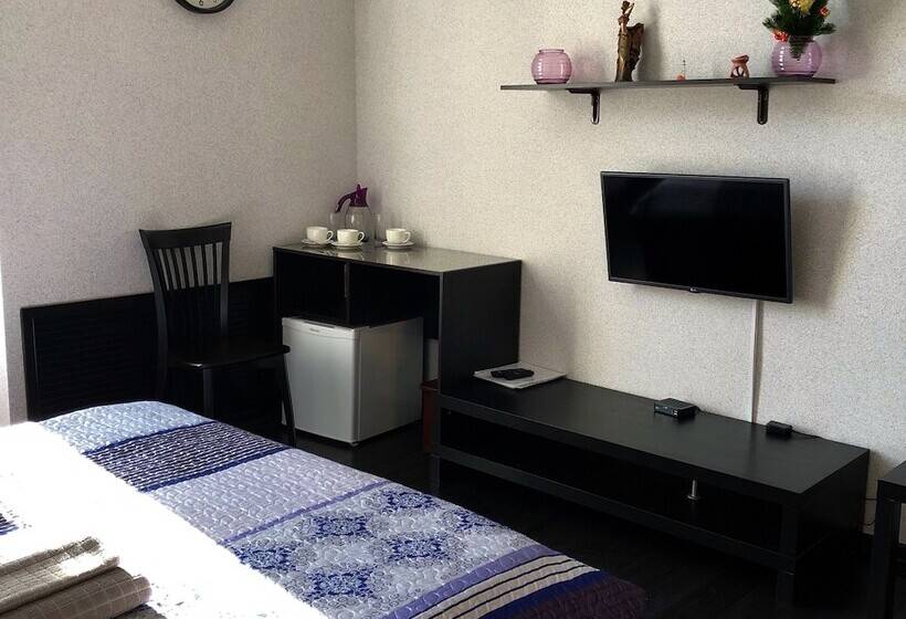 스탠다드 트리픔 룸 공동욕실, Vladstar Inn Hostel