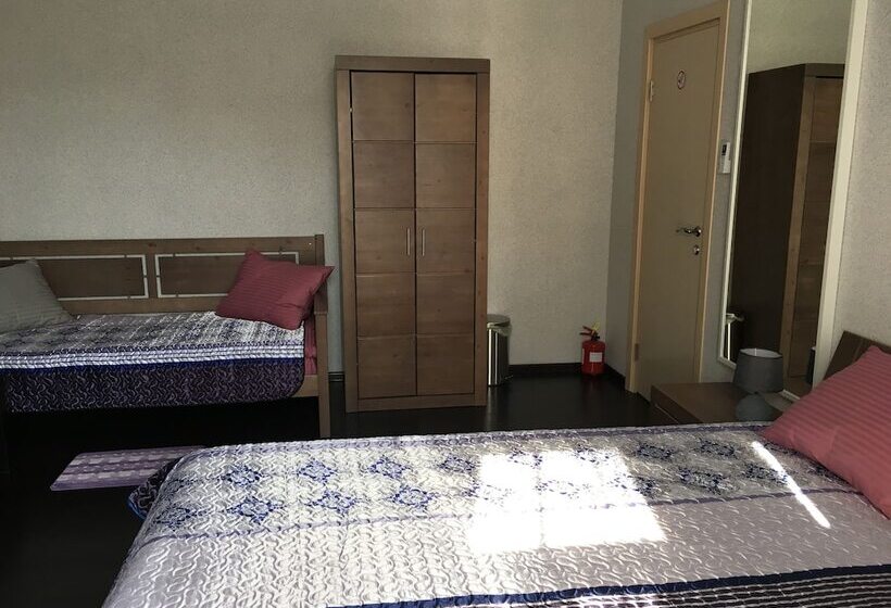 스탠다드 트리픔 룸 공동욕실, Vladstar Inn Hostel