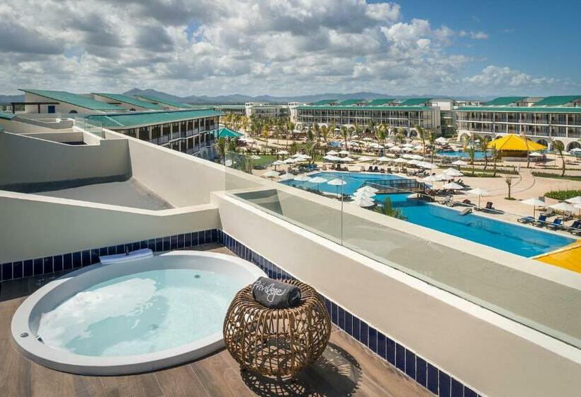 چشم‌انداز استخر سوئیت جونیور پرستیژ, Ocean El Faro Resort - All Inclusive