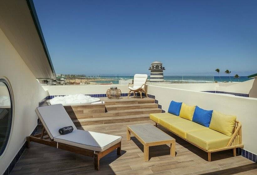 چشم‌انداز استخر سوئیت جونیور پرستیژ, Ocean El Faro Resort - All Inclusive