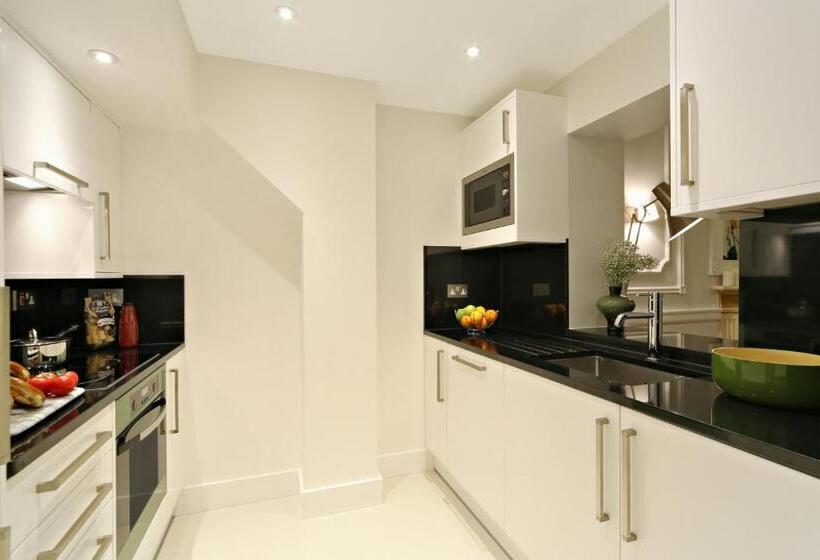 Студия Deluxe, Queensgate Court