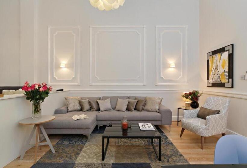 Студия Deluxe, Queensgate Court