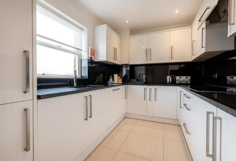 Апартаменты Deluxe 2 Спальни, Queensgate Court