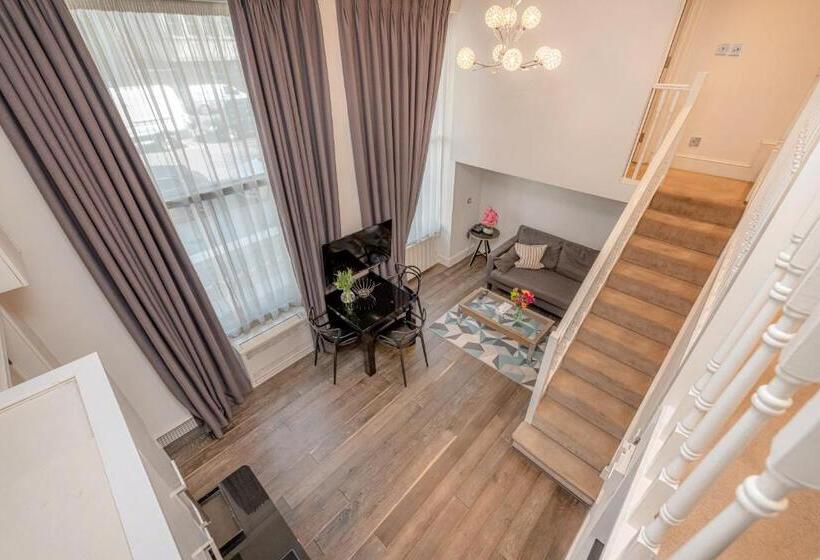 Студия Superior, Queensgate Court