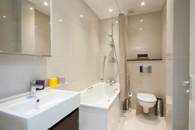 Студия Стандарт, Queensgate Court