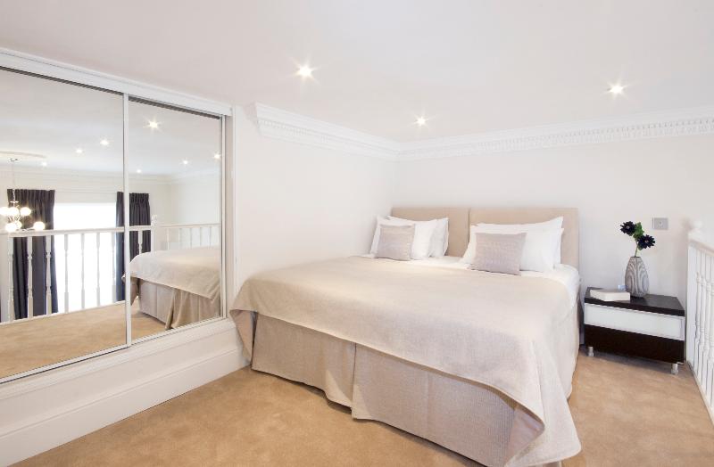 Студия Superior, Queensgate Court