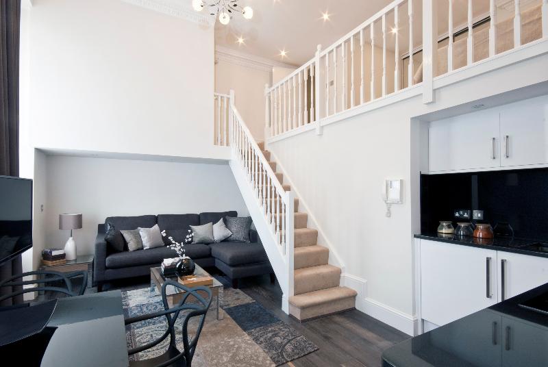 Студия Superior, Queensgate Court