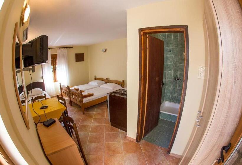 استودیوی سوپریور, Guest House Blue Coast