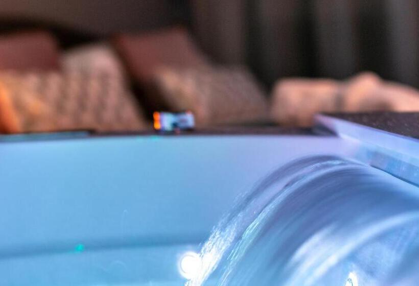 سوئیت با وان آب گرم, 4 Star Suite Spa   Self Check In