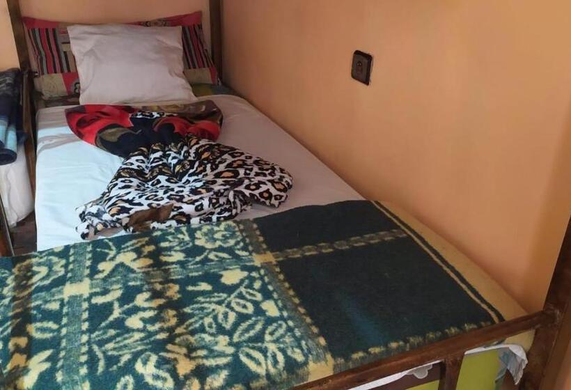 تختخواب در اتاق مشترک, Kasbah Red Castel Hostel