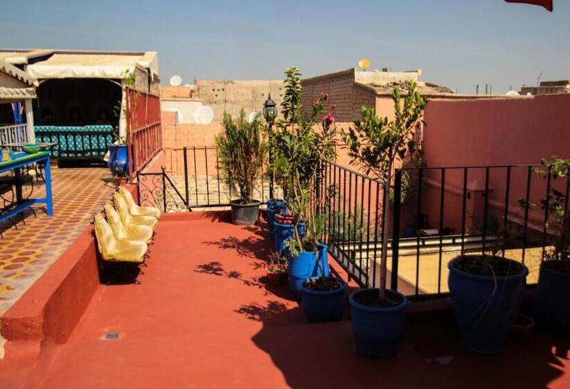اتاق استاندارد سه تخته با چشم‌انداز استخر, Kasbah Red Castel Hostel