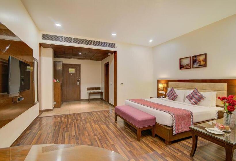 اتاق سوپریور خانوادگی, Home In By Amrik Sukhdev