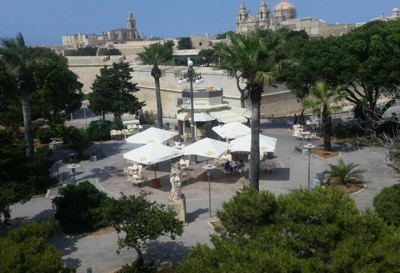 اتاق لوکس خانوادگی, Maleth Inn