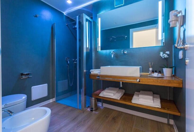 سوییت جونیور با بالکن, Bellaroto Suite & Spa