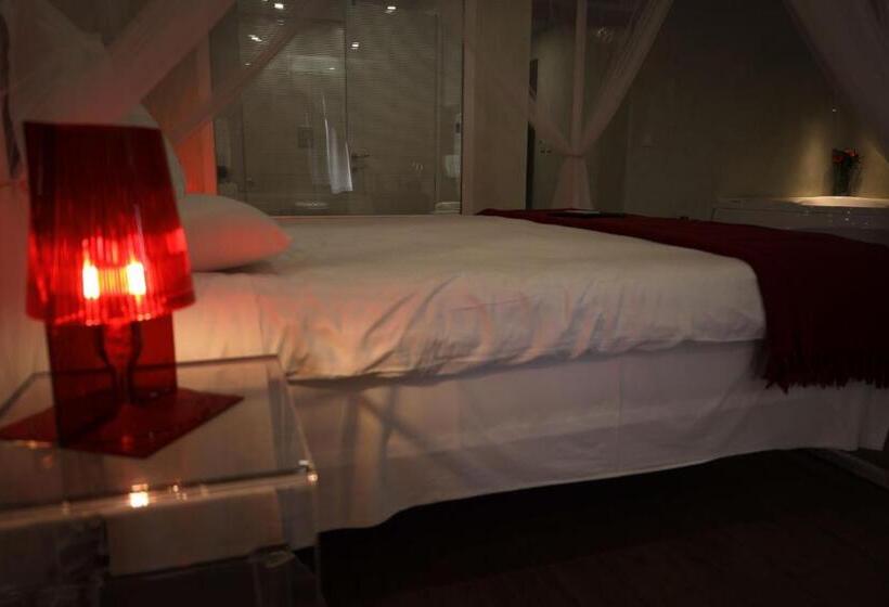 سوییت سوپریور, Adelphi Boutique