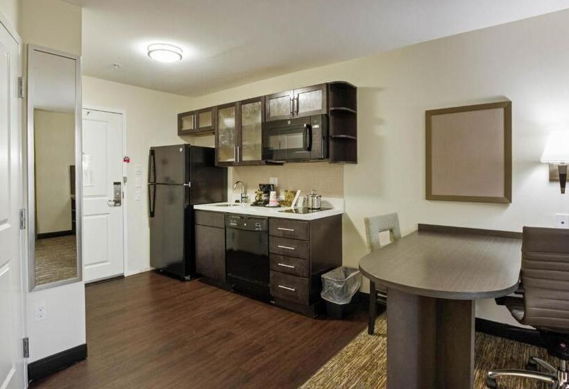 Люкс Deluxe Кровать Кинг, Candlewood Suites   Brighton, An Ihg