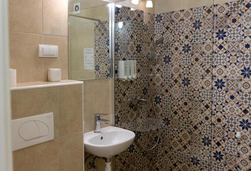 اتاق استاندارد سه نفره, Garni Hotel 11tica Dm