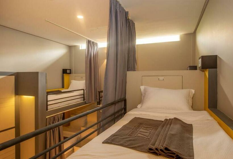 تختخواب در اتاق مشترک, The Twizt   Lifestyle Hostel &
