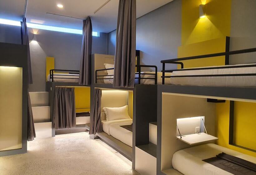 تختخواب در اتاق مشترک, The Twizt   Lifestyle Hostel &