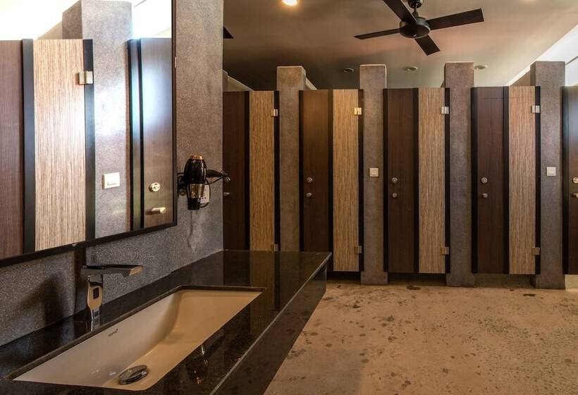 اتاق استاندارد با سرویس بهداشتی مشترک, The Twizt   Lifestyle Hostel &