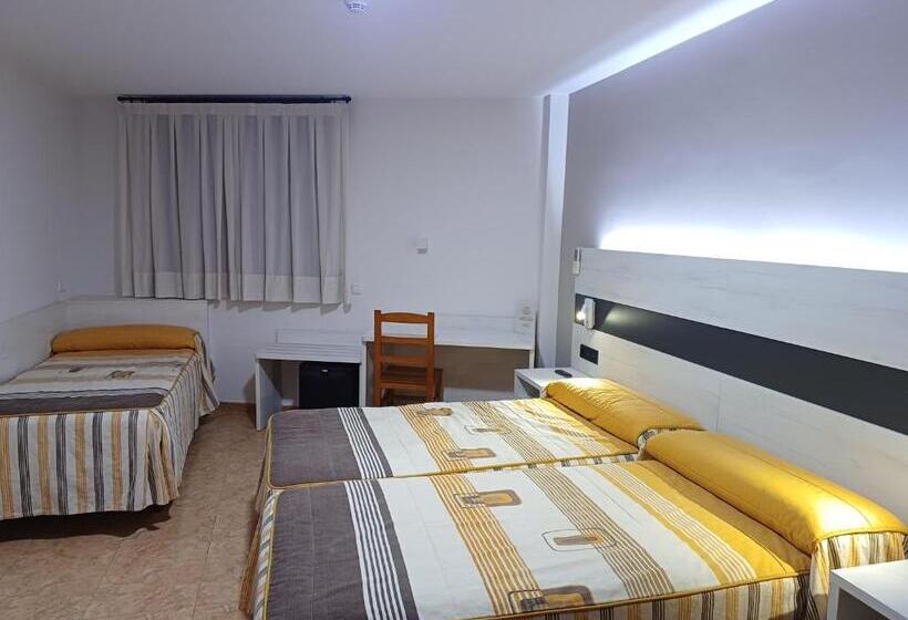 Номер Стандарт Трехместный, Hostal Restaurante El Castillo