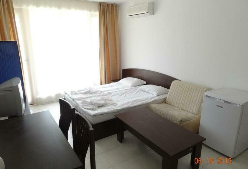 استودیوی استاندارد, Triumph Holiday Village