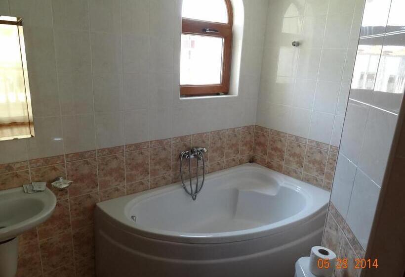 ویلای 2 خوابه, Triumph Holiday Village