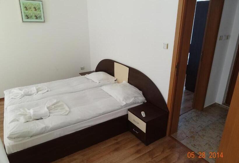 ویلای 2 خوابه, Triumph Holiday Village