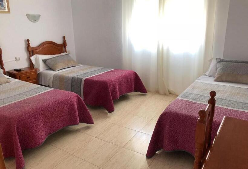 标准三人间, Hostal 82