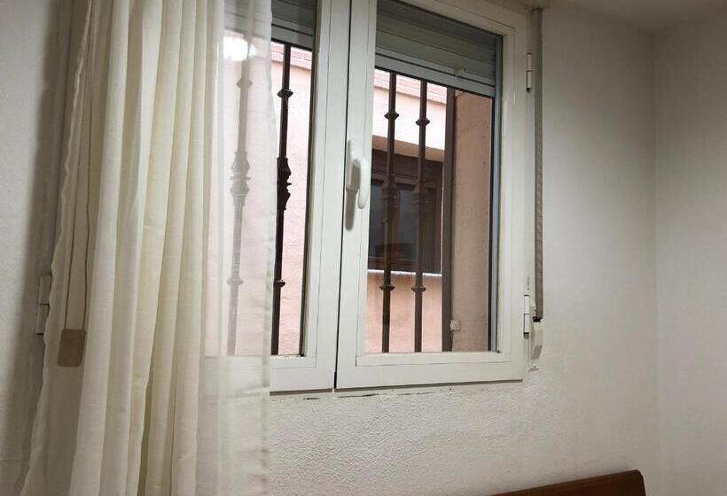 经济房, Hostal 82