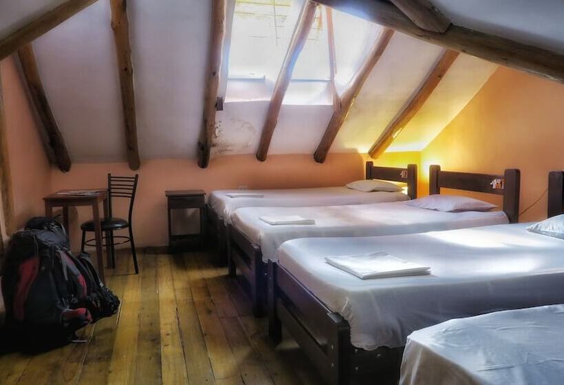 سرير فى غرفة مشتركه, Okidoki Cusco Hostal