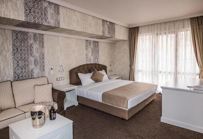 펜트하우스 스위트, 8 1/2 Art Guest House