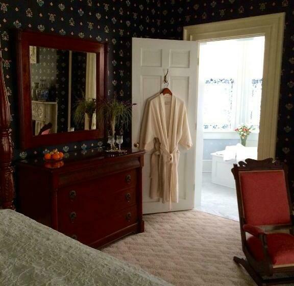 اتاق لوکس با تخت بزرگ, Blackinton Manor