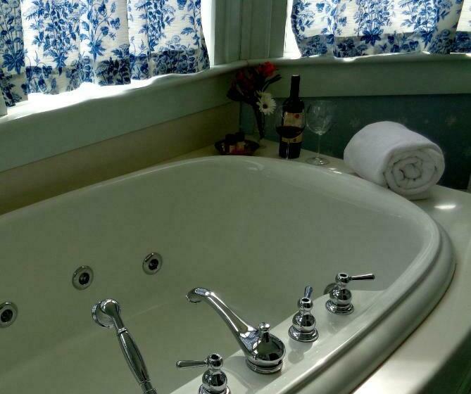 اتاق لوکس با تخت بزرگ, Blackinton Manor