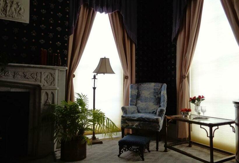 اتاق لوکس با تخت بزرگ, Blackinton Manor