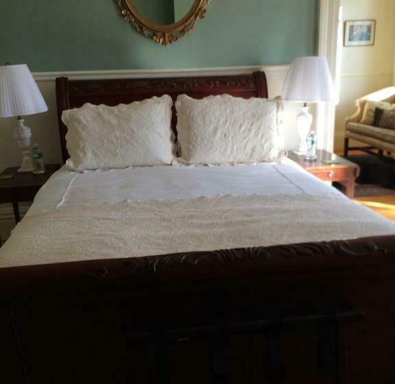 اتاق لوکس با تخت بزرگ, Blackinton Manor