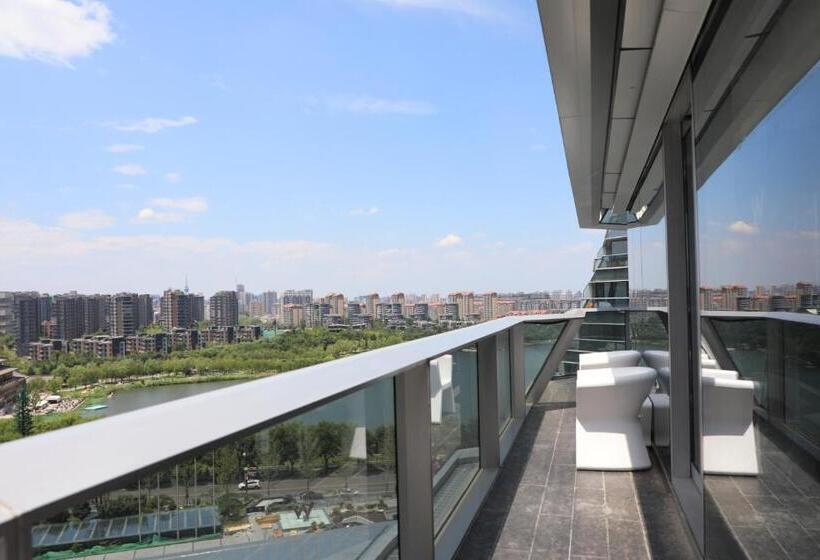 Suite with lake view, W Xian
