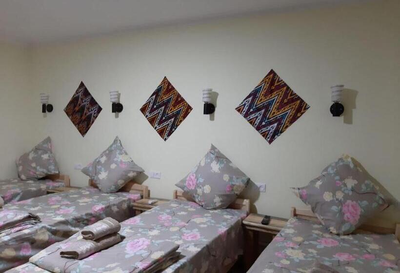 スタンダード４人部屋, Naqqosh