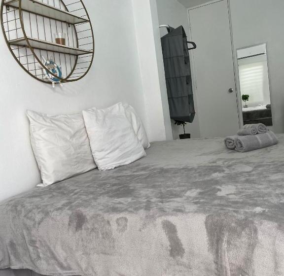 اتاق استاندارد یک نفره, The Pelican Poshtel