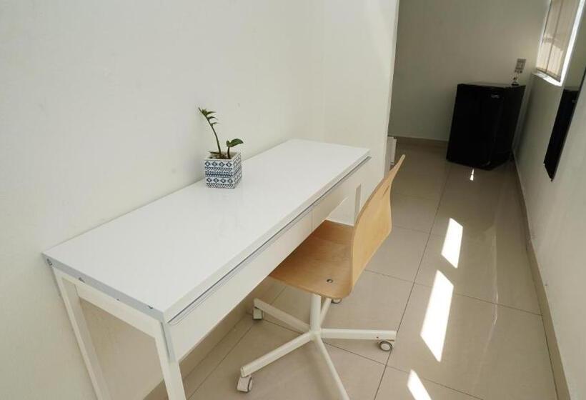 اتاق استاندارد با تخت بزرگ, The Pelican Poshtel