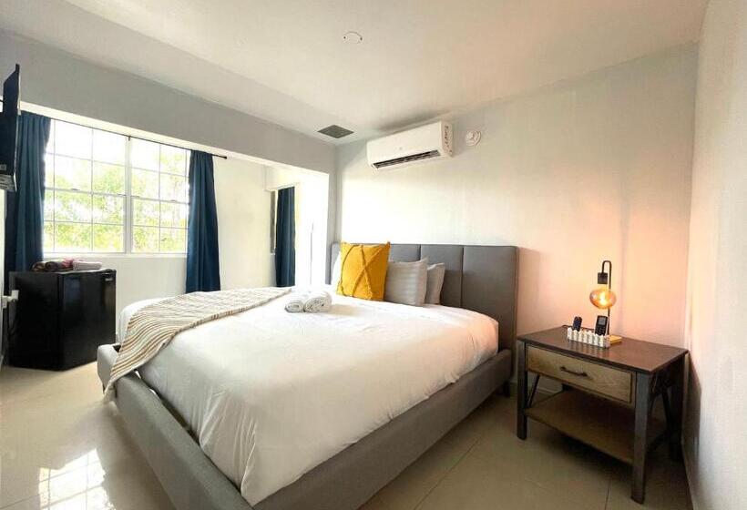 اتاق استاندارد با تخت بزرگ, The Pelican Poshtel