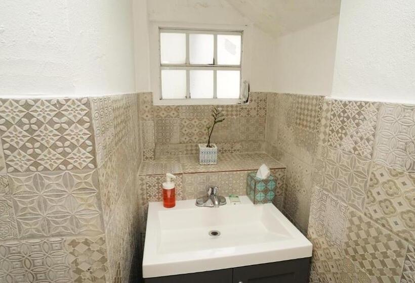 اتاق استاندارد سه نفره, The Pelican Poshtel