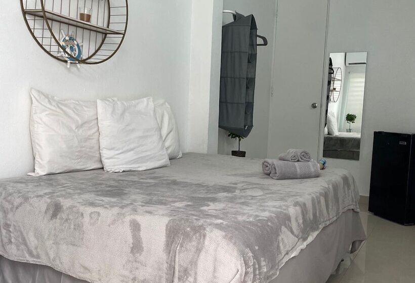 اتاق استاندارد یک نفره, The Pelican Poshtel