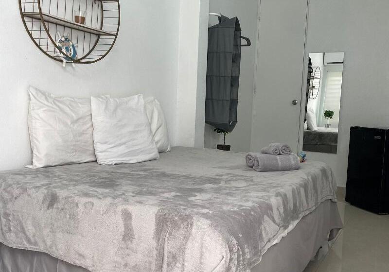 اتاق استاندارد یک نفره, The Pelican Poshtel