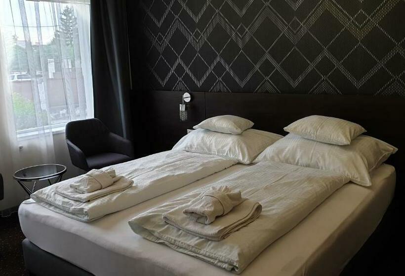 Family Suite, Vácz