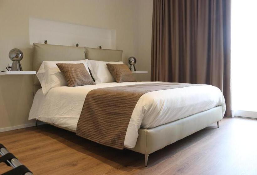 Quarto Deluxe, The Sisters