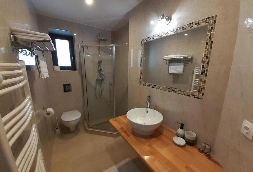 Quarto Estandar com Sacada, Lanobila