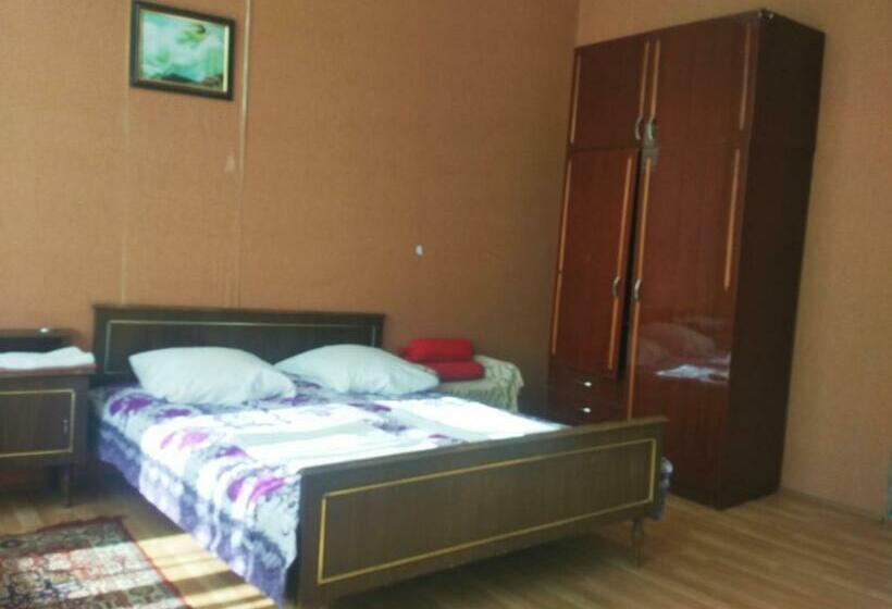 اتاق خانوادگی با چشم‌انداز کوه, Guest House Knarik