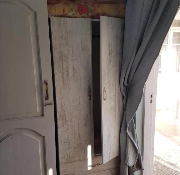 اتاق ساده سه‌ نفره, Gios Guest House